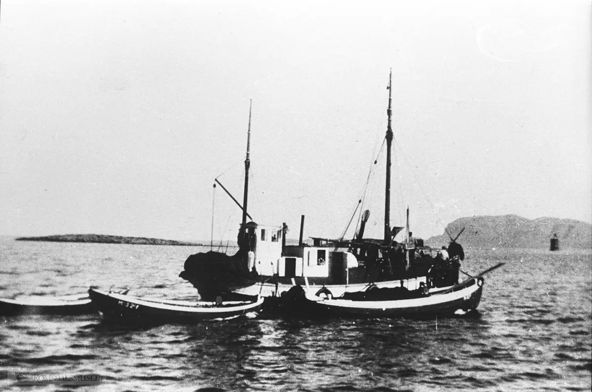 Landnotbruk, Nordre Bjørnsund. Bilda skriver seg fra Trøndelagskysten. ..M-32-F fra Nordre Bjørnsund var båten "Lun2", bygget i 1930. Den var første gang registrert i merkeregisteret i 1934, med eiere L. Iversen m. fl. 32 fots lengde..Fram til 1924 tilhørte derimot M-32-F båten "Glimt" fra Søre Bjørnsund.