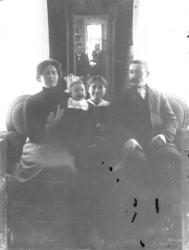 Ingeborg, Sigrid, Ester og Peder Vike fotografert i stua på 