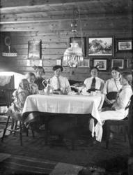 Hånde, Eresfjord. "Pikeselskap" hos Peder og Sofie Hånde. Se