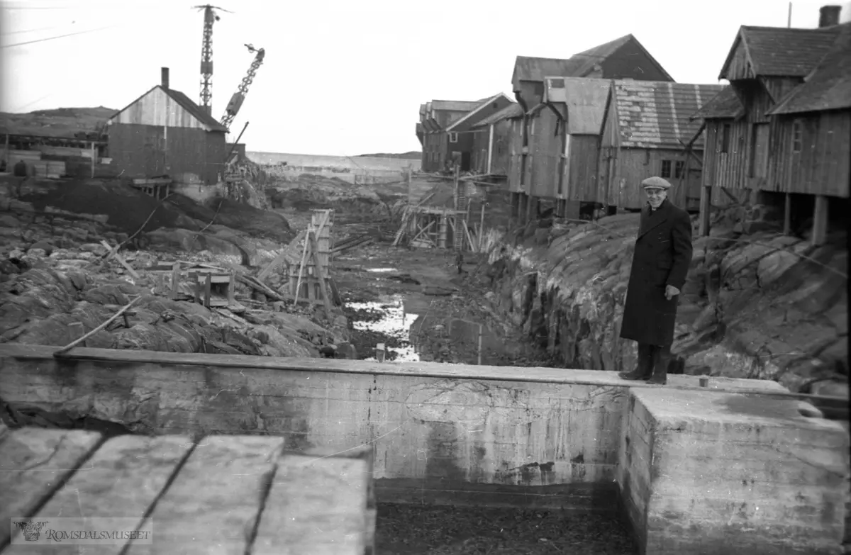 (Filmbeholder datostemplet Sept 1941) .Havnearbeidet startet opp 1937 og ble avsluttet under krigen.