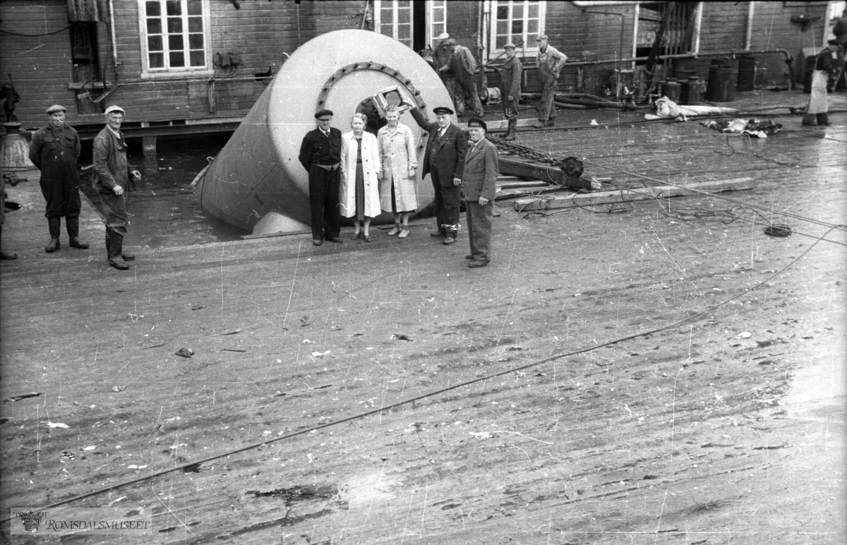 (Filmbeholder 39383, dato 17 Mai 1952) .Den nye roterende kvalkoka funnet opp av Sæbjørn Sæbjørnsen og patentert. Den ble innstalert under kvalplanet på kvalstasjonen.