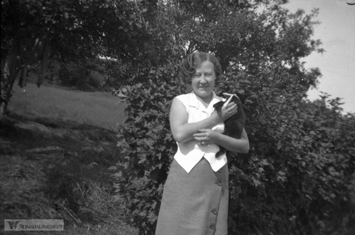 Astrid Astad f.Hagen søster til Ingeborg Hagen g.Ulleland..(Bilder fra konvolutt merket 1934)