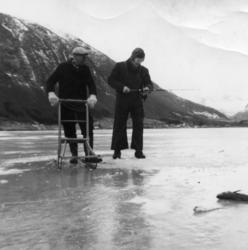 Isfiske ved Vistdalsholmen vinteren 1972.