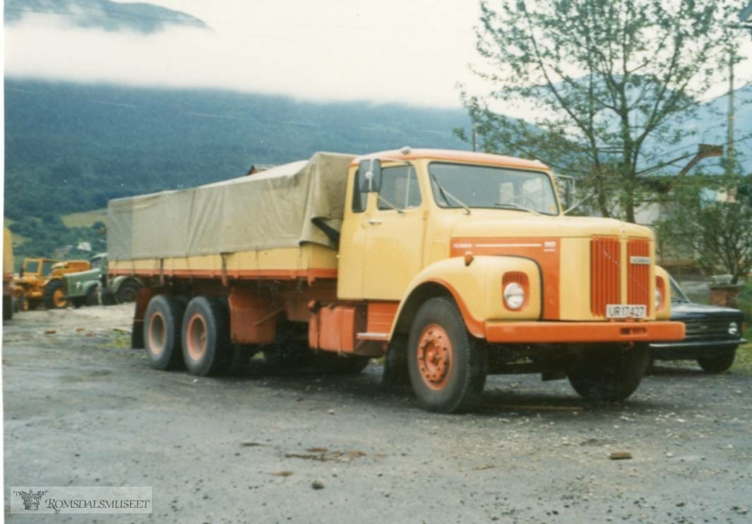 Scania Ls110s50 lastebil..Lastebilen er var registrert UR17427 var en SCANIA LS110 LS50, 1973-modell. .Den ble innkjøpt av Eira-Eidsvåg Billag (EEB) for 226.000 kr. .På bildet har den fargene EEB brukte på 1970-tallet, gul hovedfarge med oransje. .EEB ble i 1982 fusjonert med Kristiansund-Oppdal Auto (KOA). UR17427 ble med videre, men omlakkert til KOA-fargene blå og brun. Så seint som 1990 var bilen enda med i selskapet som nå hadde navnet Mørelinjen A/S (fra 1998). Bilen er likevel blitt solgt, og var registrert helt til 2015..(fra Oddbjørn Skjørsæter sine samlinger i Romsdalsarkivet)