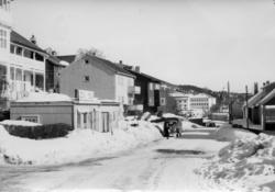 Vi står i Parkvegen og ser mot Øvre veg, ned til høyre går S