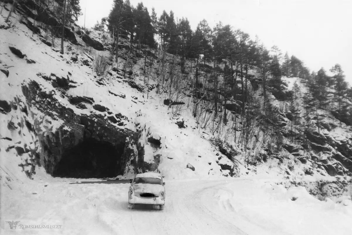 Bogen..Bygging av Boggetunnelen på Buggestranda. .Tunnelarbeidet pågikk 28.12.1978-1979. Gjennomslaget var 09.03.1979.