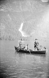 Ferje med 3 personer på Sundet..Kjøtåfossen i bakgrunnen..p.