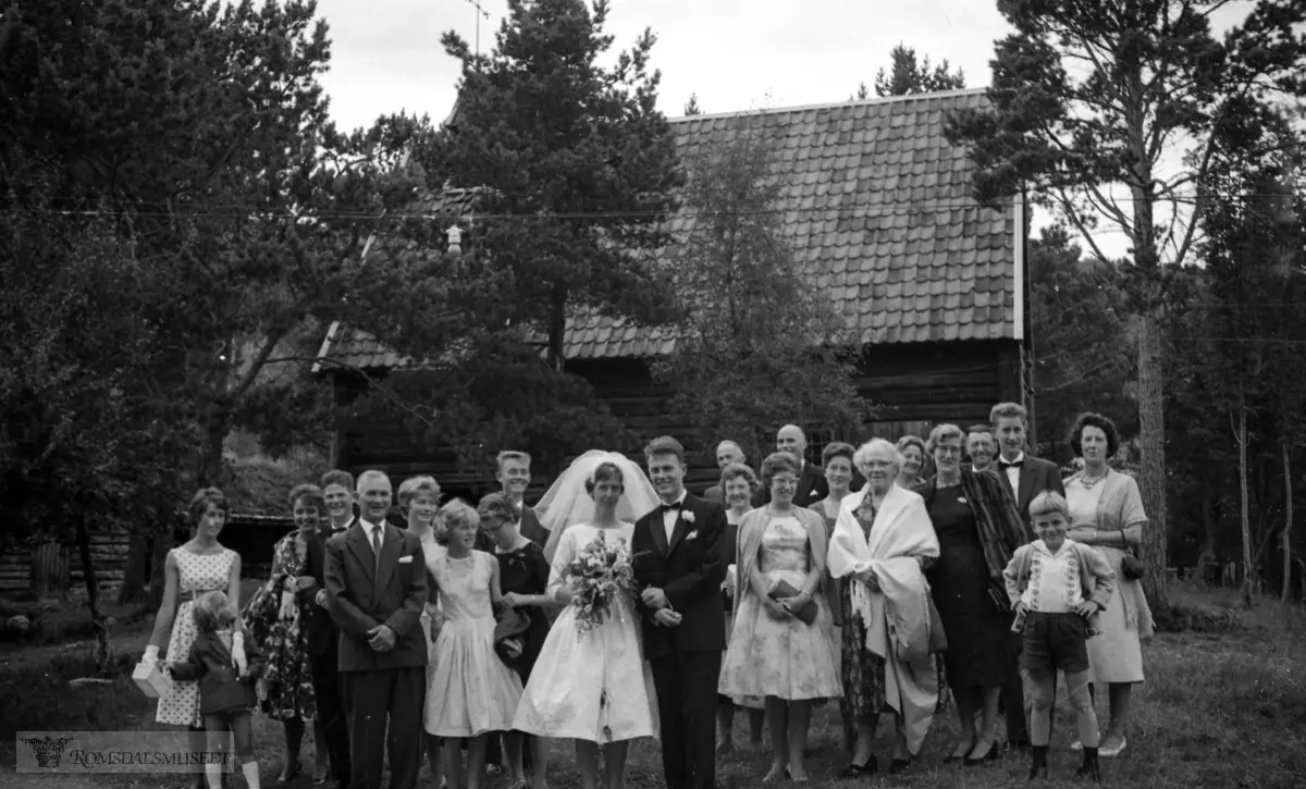 (Negativrull merket "August 1961. ?, bryllup Jon og Eva"). .Bryllupet til Jon L Bjordal f.28.05.1939 og Eva Bergsvann g.Bjordal..Jon og Eva gifter seg i kapellet på Romsdalsmuseet.