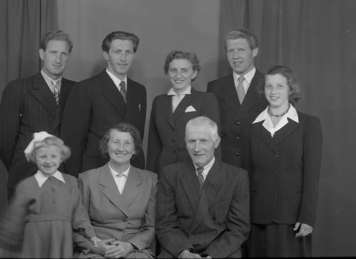 Familiegruppe.
Framme frå v.Gerd Ødegård,Kari Dekko Ødegård,Knut og Ambjør Ødegård.
Bak frå v.Alfred,Asle,Marie og Arne Ødegård.
