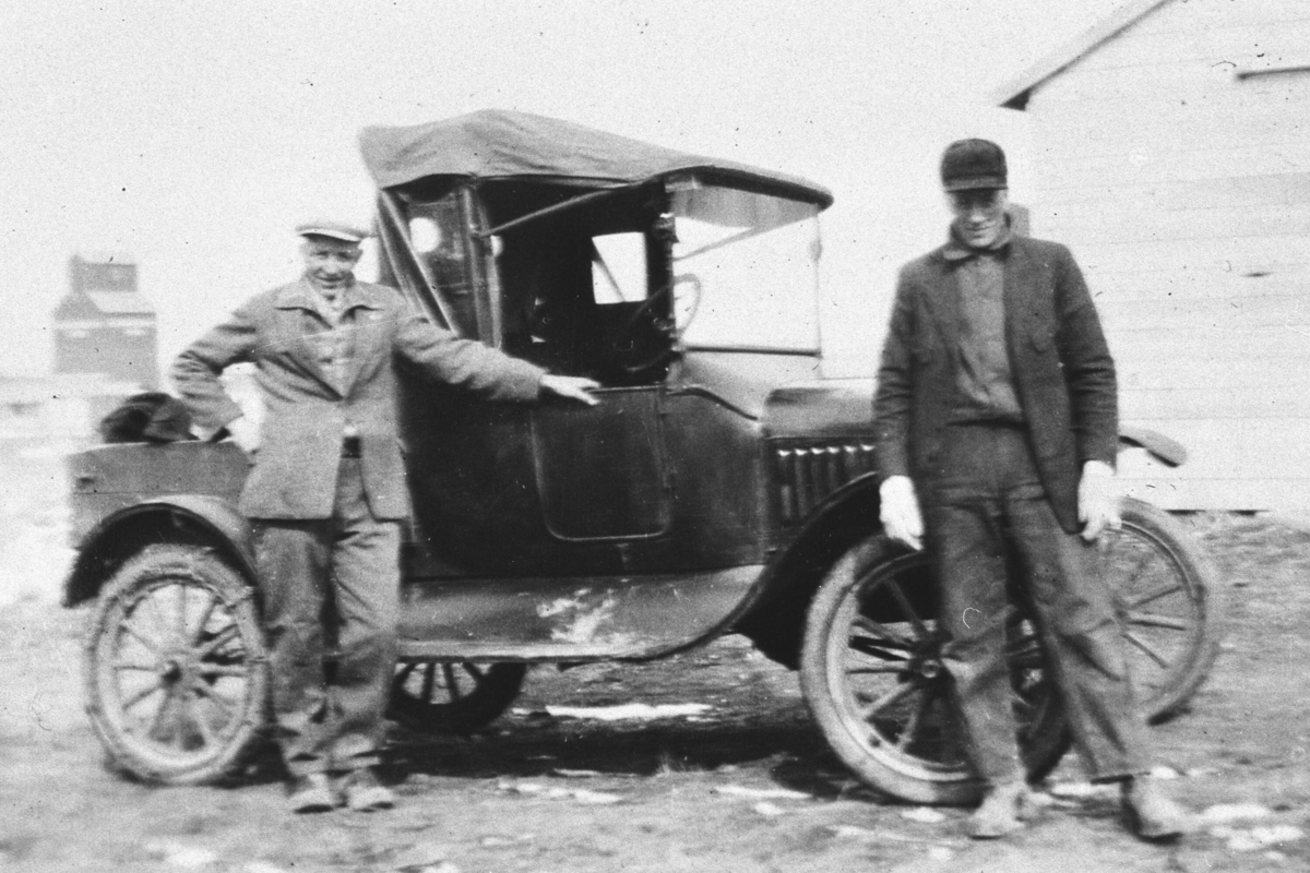 Portrett,T-Ford,jakke,bukse og luve.
Frå v.Tor Sletto og Hermann Liahagen.
Det er ein T-Ford 1924 model som dei kjøpte saman
denne køyrde dei rundt med i Canada.