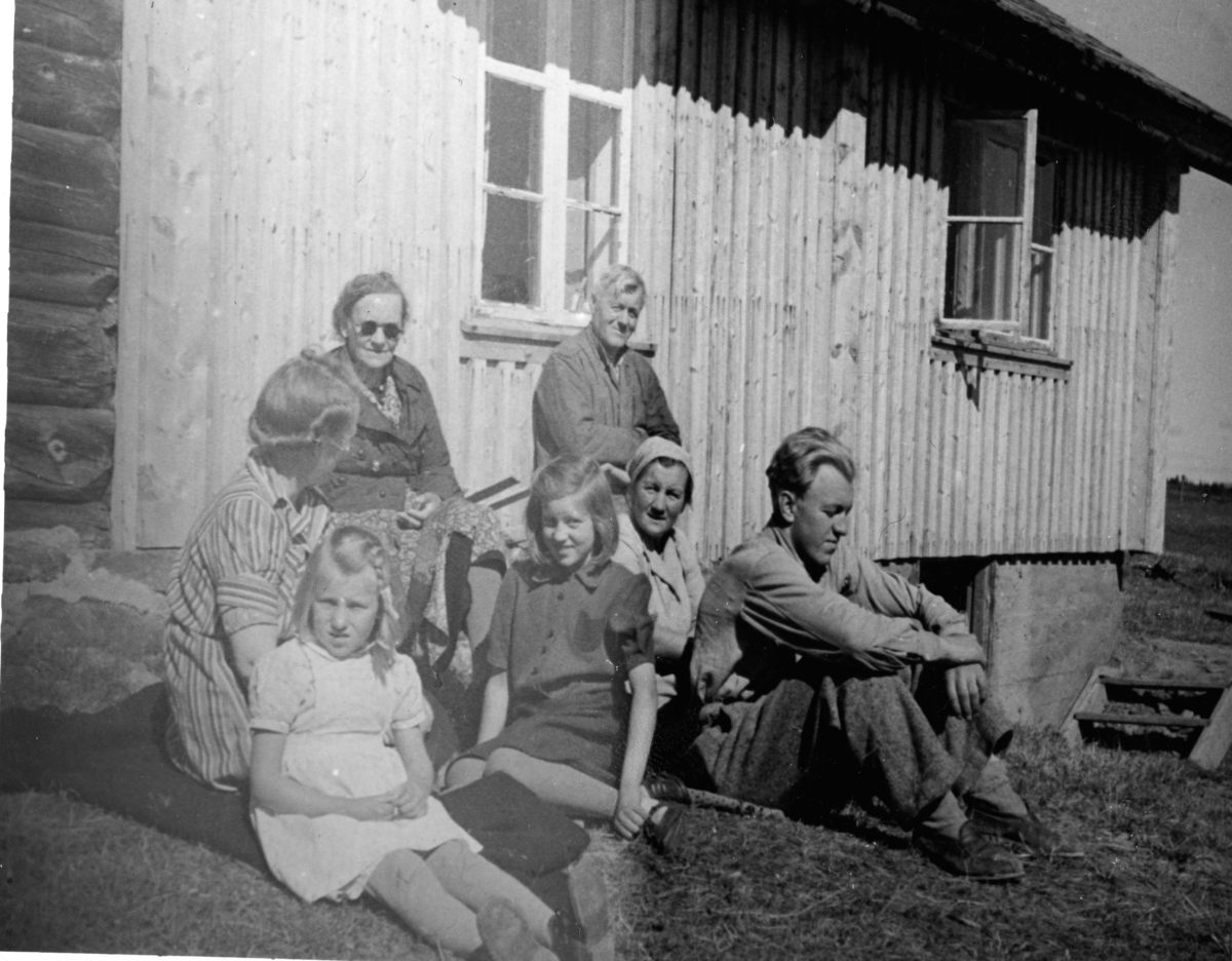 Gruppebilde,Framme frå h. Steingrim  Liv og  Gunhild 
Live sit bak  Elling bak ved veggen.