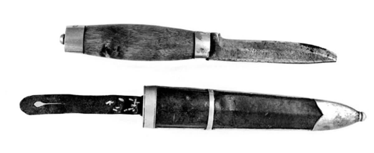 Kniven har trehvitt skaft og brun lærslire. Kniven er laget av Andreas Martinsen Flødsvee f. 1841. Han er far til Martin Tåsås som også var/er knivsmeder. 