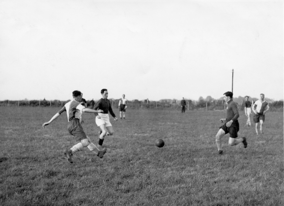 Mannskap fra 132 (N) Wing under en fotballkamp i Bagnor Regis, England, 1944.