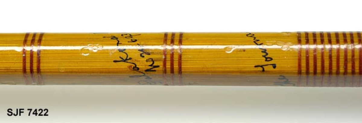 Form: Stanga har sekskantet tverrsnitt
Tredelt splitcane-stang med ekstra topp. Stålkjerne. Stanga er oppbevart i et futeral av seilduk med Hardys merke på. Top- pene ligger oppbevart i en metallsylinder (L:111). Stanga har korkhåndtak. Stanga er enhånds og trolig brukt til ørretfiske. Giverens far var en ivrig sportsfisker og er gitt tittelen "Den fullendte sportsfisker". Se omtale i Villmarksliv 8, 1973. I tillegg til ovennevnte påskrift står det på posen: Olav Orm- stad 1921. På stanga står det i tillegg: The Sournament Rod. 
