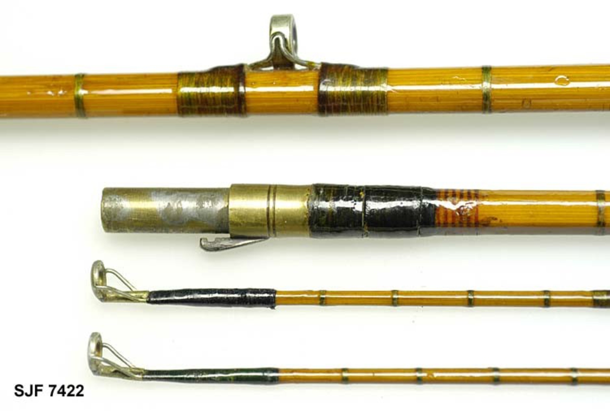 Form: Stanga har sekskantet tverrsnitt
Tredelt splitcane-stang med ekstra topp. Stålkjerne. Stanga er oppbevart i et futeral av seilduk med Hardys merke på. Top- pene ligger oppbevart i en metallsylinder (L:111). Stanga har korkhåndtak. Stanga er enhånds og trolig brukt til ørretfiske. Giverens far var en ivrig sportsfisker og er gitt tittelen "Den fullendte sportsfisker". Se omtale i Villmarksliv 8, 1973. I tillegg til ovennevnte påskrift står det på posen: Olav Orm- stad 1921. På stanga står det i tillegg: The Sournament Rod. 
