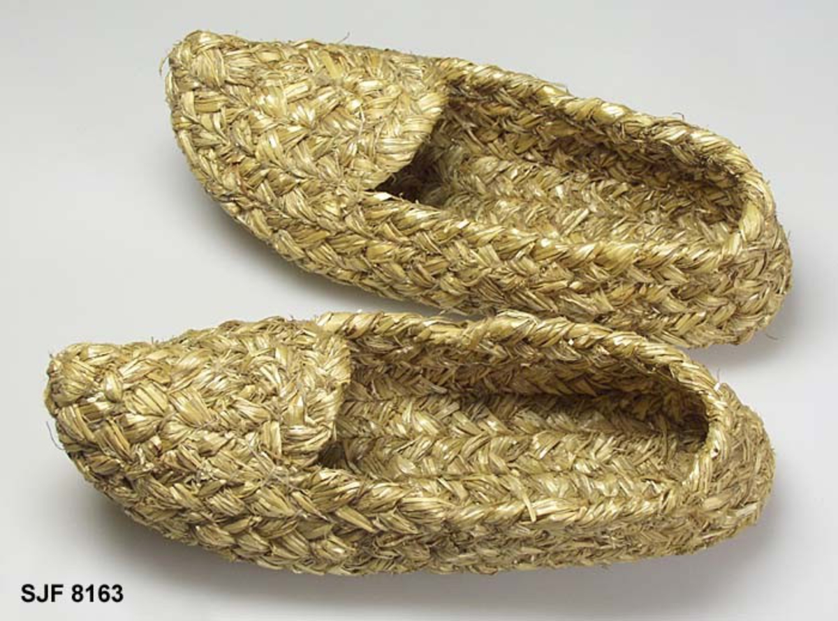 Halmskoene ble brukt til forskjellige bruk som tøffler, utesko og fjøssko. Halmen som er blitt brukt i skoen kommer enten fra havre, hvete eller rugmalm. Ved jobbing med malm må stråene være passe våte. Halm ble brukt til nyttegjenstander. 1 par. 
