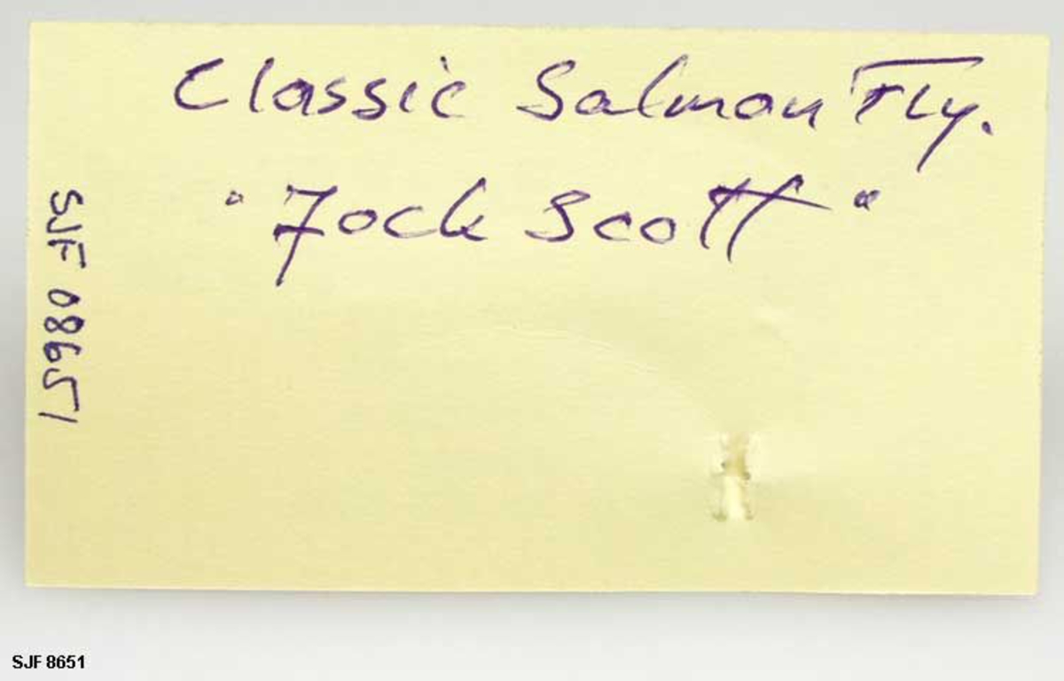 Lakseflue bundet etter mønster fra T. E. Pryce Tannat's bok: How to dress Salmon Flies. 1914. Flua er en Classic Salmon Fly med navnet "Jock Scott". 