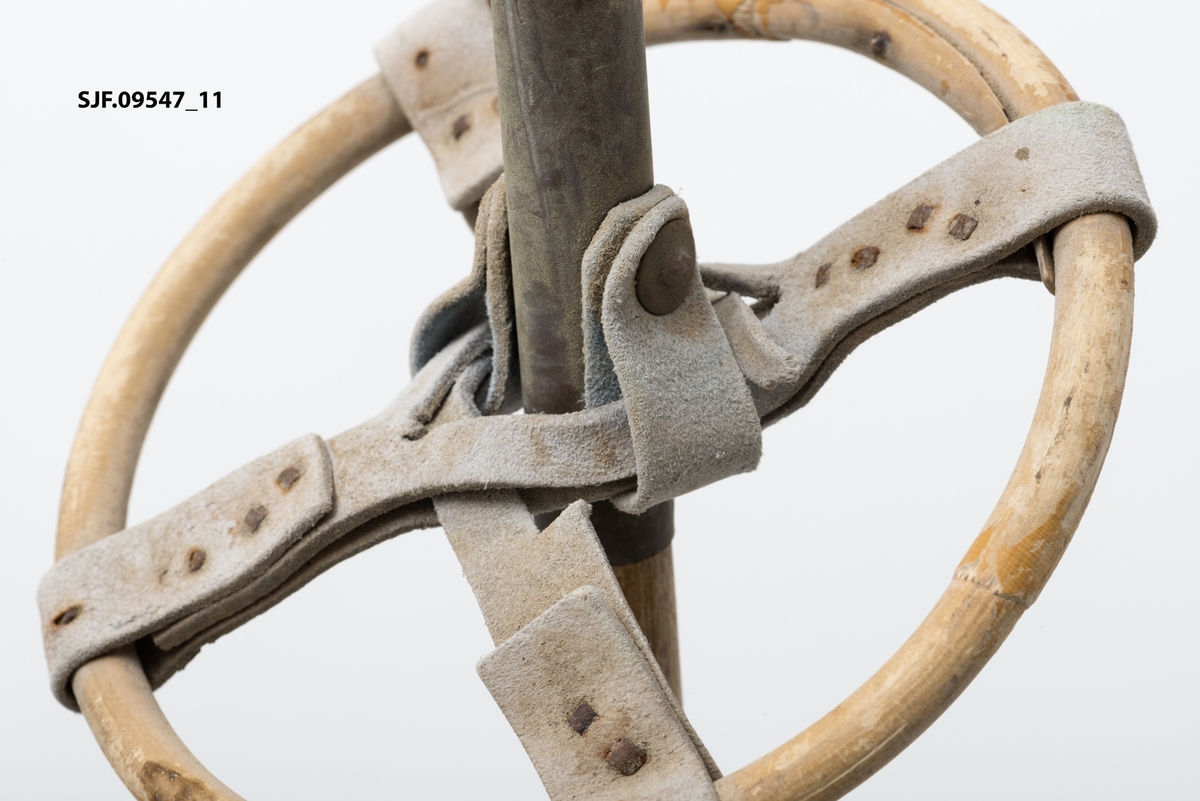 Stavene er av bambus, med messingholk nedesrt under trinsa. Trinseringen holdes sammen av to skinnremseri korsform. I krysningspunktet er staven tredd gjennom. Handreimene er av skinn og festet til toppen av staven med en gjennomgående mutterskrue. 
