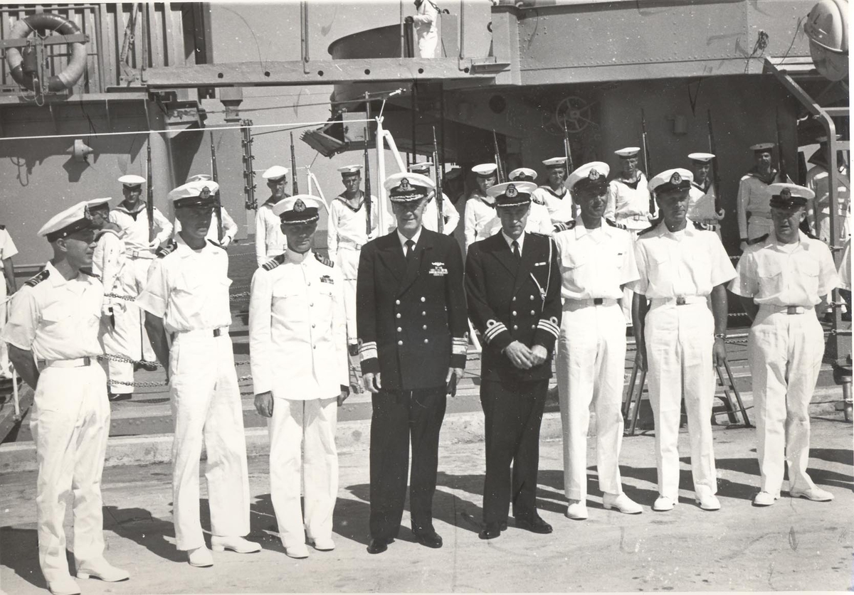 Enkeltbilde.C-kl jager, KNM Bergens tokt til Key West i 1962.
 admiralen med adjutant poserer sammen med fartøyets offiserer.