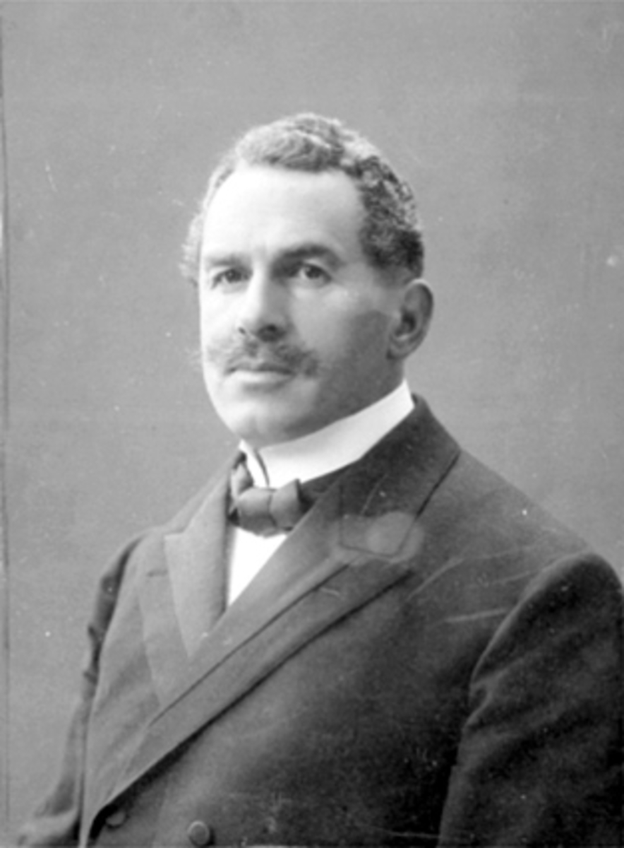 Hamar, portrett musiker, instruktør, dirigent Fredrik Wilhelm Gomnæs (1868-1925), dirgent på Hamar i 1898,
