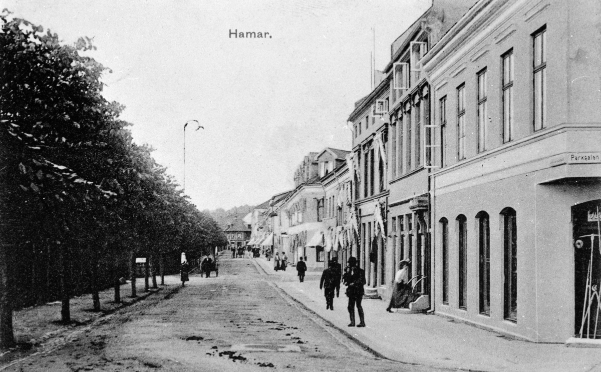 Postkort, Hamar, forretninger i Strandgata 13, i krysset med Parkgata 2,