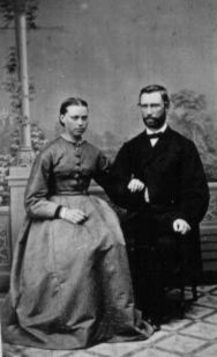 Prest Nils Olsen Skavang (1833-1911) med kone Agnethe Skavang f.1844. Skavang, Helgøya.