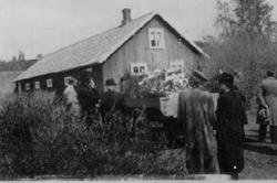 Begravelse etter Anne Marie Finden (1934-1946). Båren settes