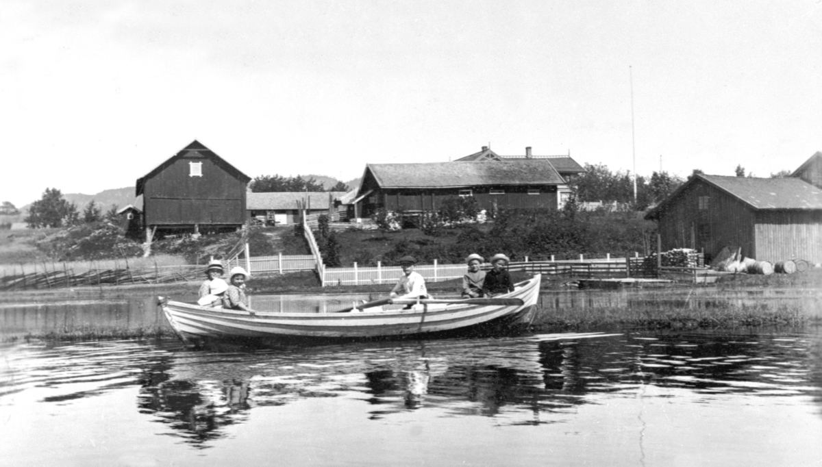 Robåt med seks personer på Mjøsa utenfor plassen Sigtbakken, en plass under Mo gård, Moelv.