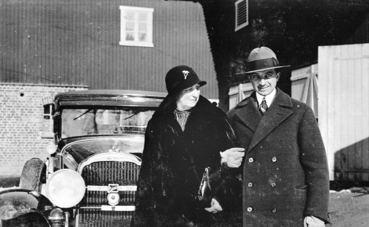 Marthe og Thore Bjerke foran en Buck 1930 modell (6 sylindret) eller en 1931 modell (8 sylindret).