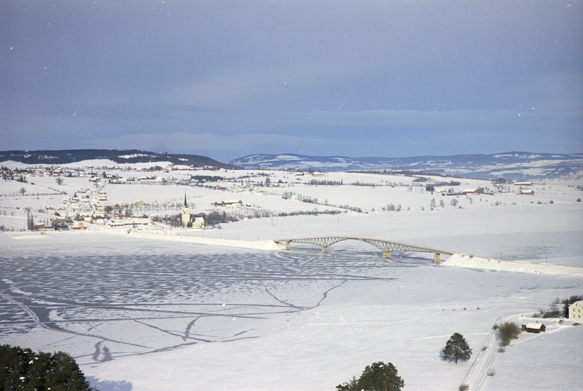Flyfoto, Tingnes, vinter, Nes kirke, Nessundet bru, is på Mjøsa, Helgøya, Nes, Hedmark.