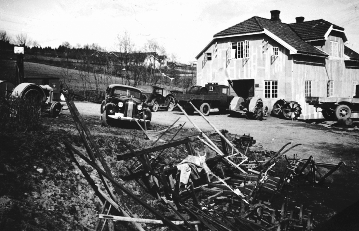 Nes Bilverksted, Tingnes. Personbil, lastebil, traktor, nærmeste personbil Pontiac D-2336, 1936 modell. Nes, Hedmark.
