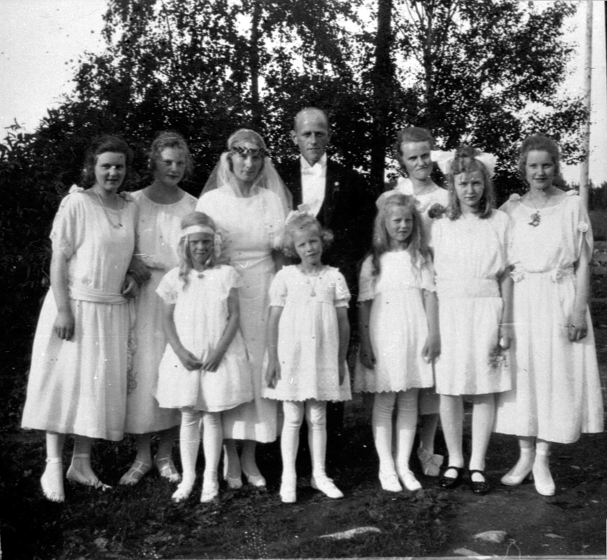 Bryllup på Storlien gård, Veldre, Ringsaker. Brudepar med brudepiker. Helene Hauger født Storlien og Jørgen Hauger.