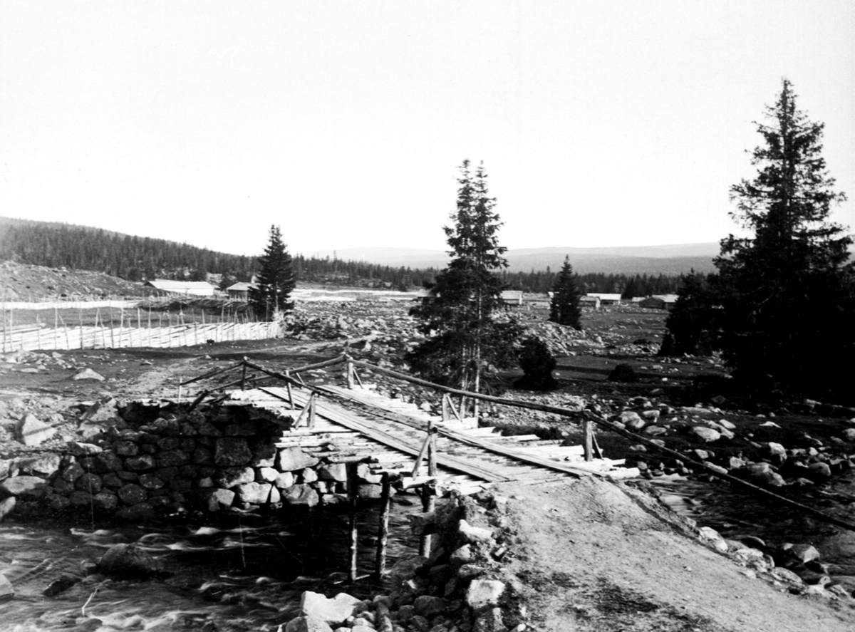 Bru over Skollelva ved Gammelskolla seter i Ringsakerfjellet. Setervangen delt mellom Ringsaker og Øyer. Til venstre er seter for Løken, til høyre Bogsti.