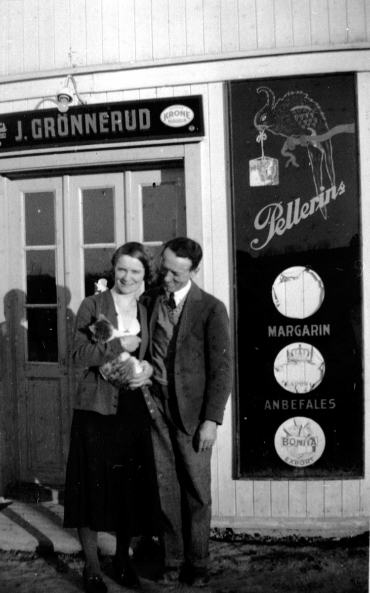 Landhandleriet til Johan Grønnerud (1884-1957) i Dalby på Helgøya. Reklameskilt for Pellerins margarin ved inngangen.