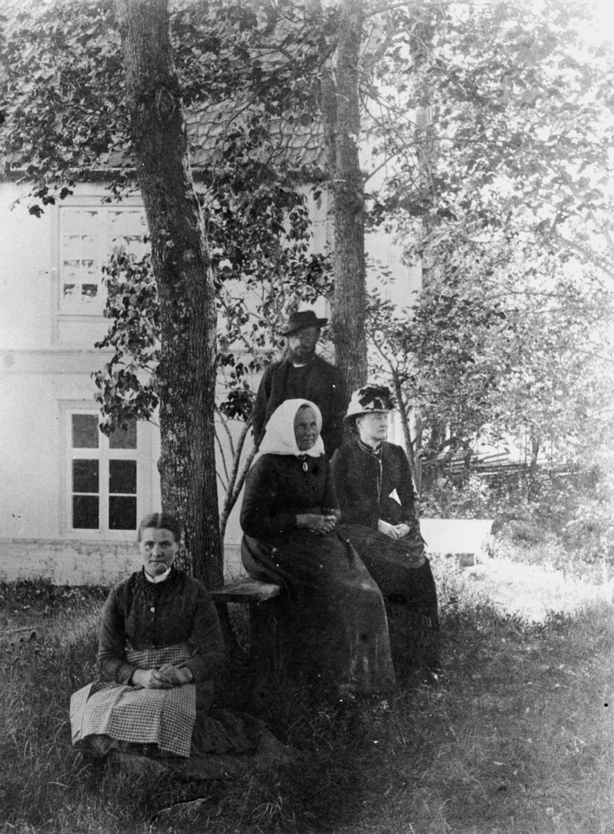 På benken Nicoline Stensrud født Ringelien (1818-1896), i forgrunn til venstre er Gunda Marie Stensrud f.1851, bak er Oluf Stensrud f.1858, ukjent. Stenrud, Ringsaker.