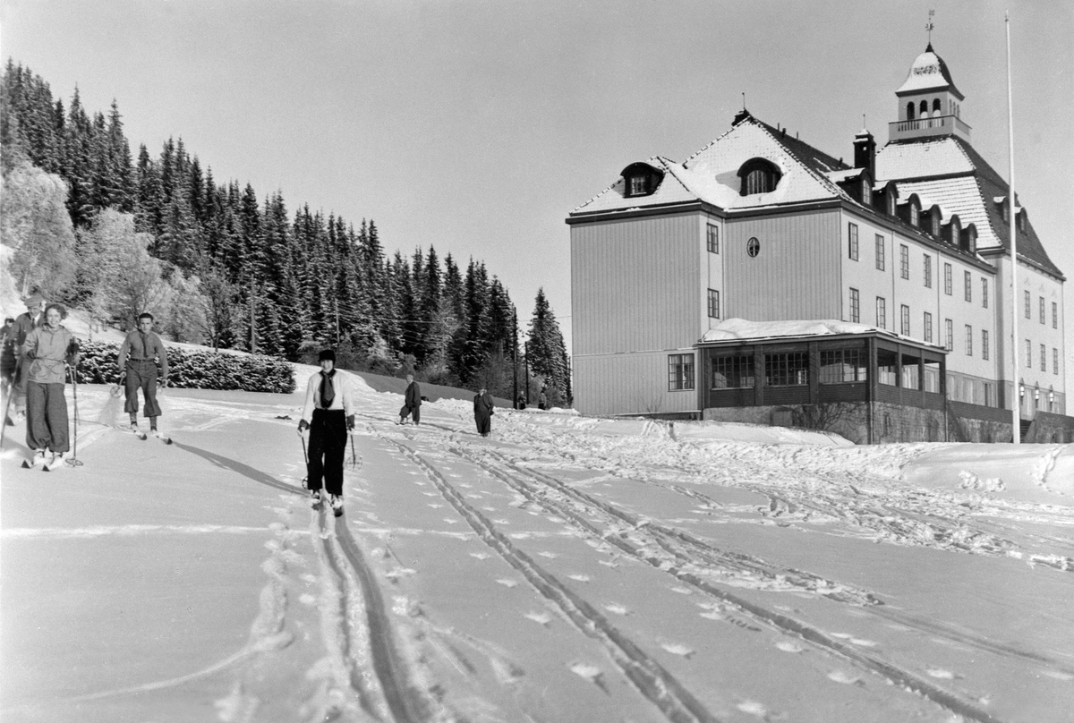 Eksteriør, Høsbjør Turisthotell, vinter, skiløpere.