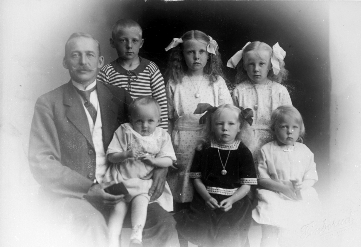 Anders Evensen Fossum (1881-1940) med barna fra første ekteskap. Gunnar f.1905, Margit f.1906, Ester f.1907, Hjørdis f.1909, Marie f.1911, Mina f.1912. Fossum, Nes, Hedmark.