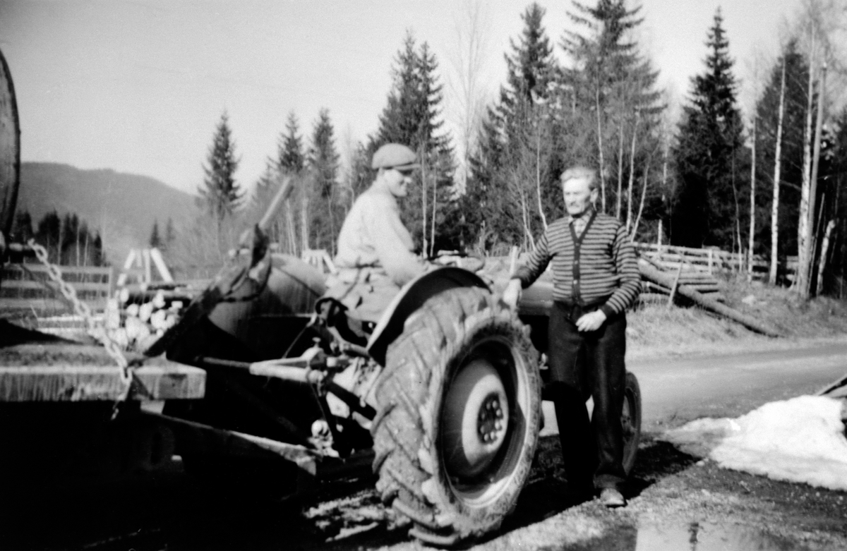 Første traktor på Kjonerud, Nes, Hedmark. Ferguson traktor. Einar Duenger f. 1923 på traktoren, Tor Duenger (1884-1963) ser på.
