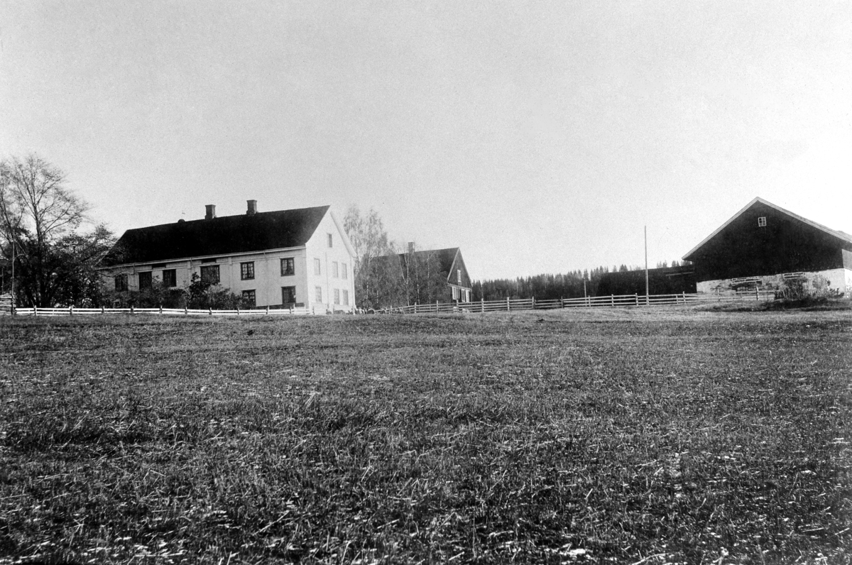 Eksteriør, gardsbruk, hovedbygning på Revling, Gaupen, Ringsaker. Gammelbygningen, føderådsbygningen satt opp i 1921, satt opp for Eli Skredshoel.