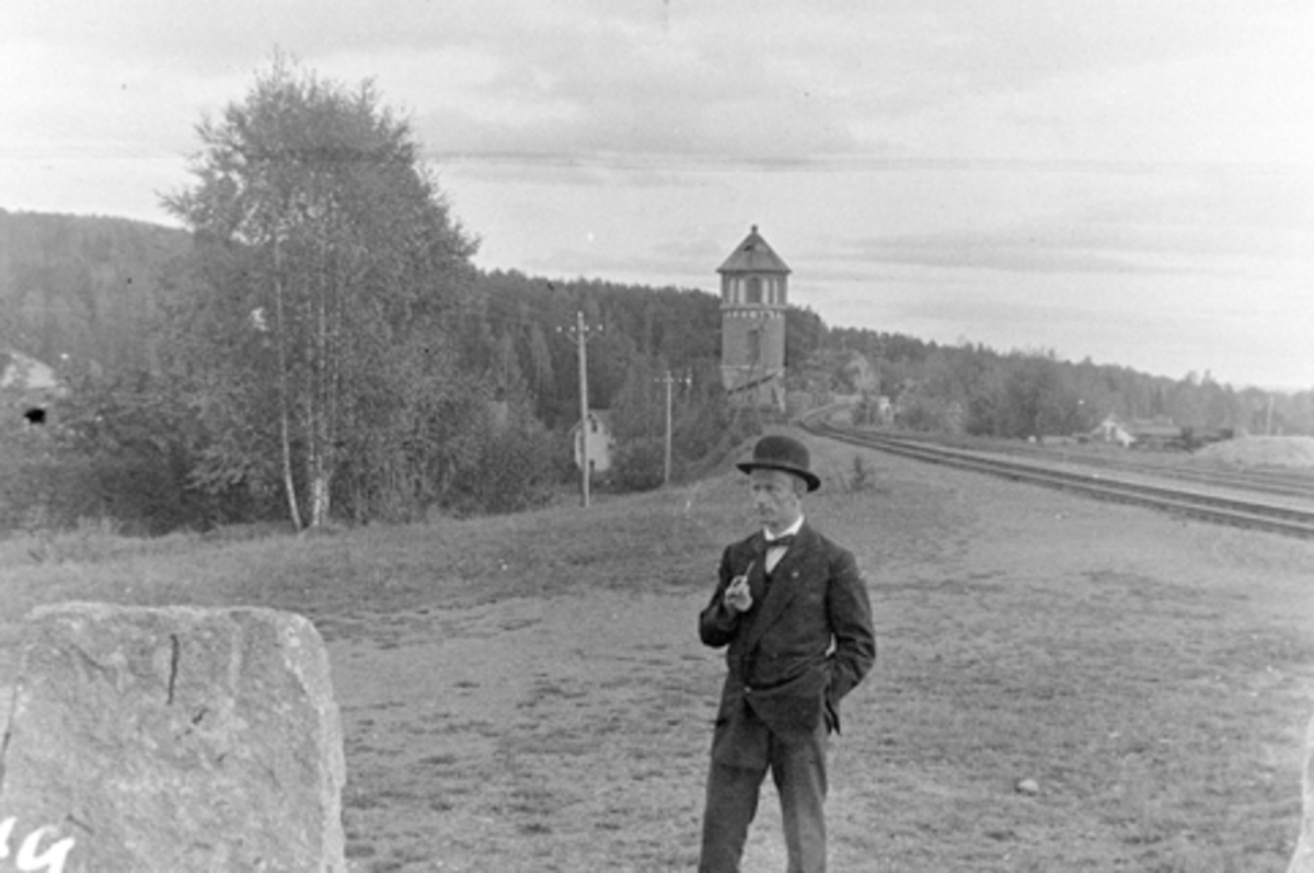 Torbjørn Hansen. Vanntårnet ved Moelven stasjon i bakgrunnen.