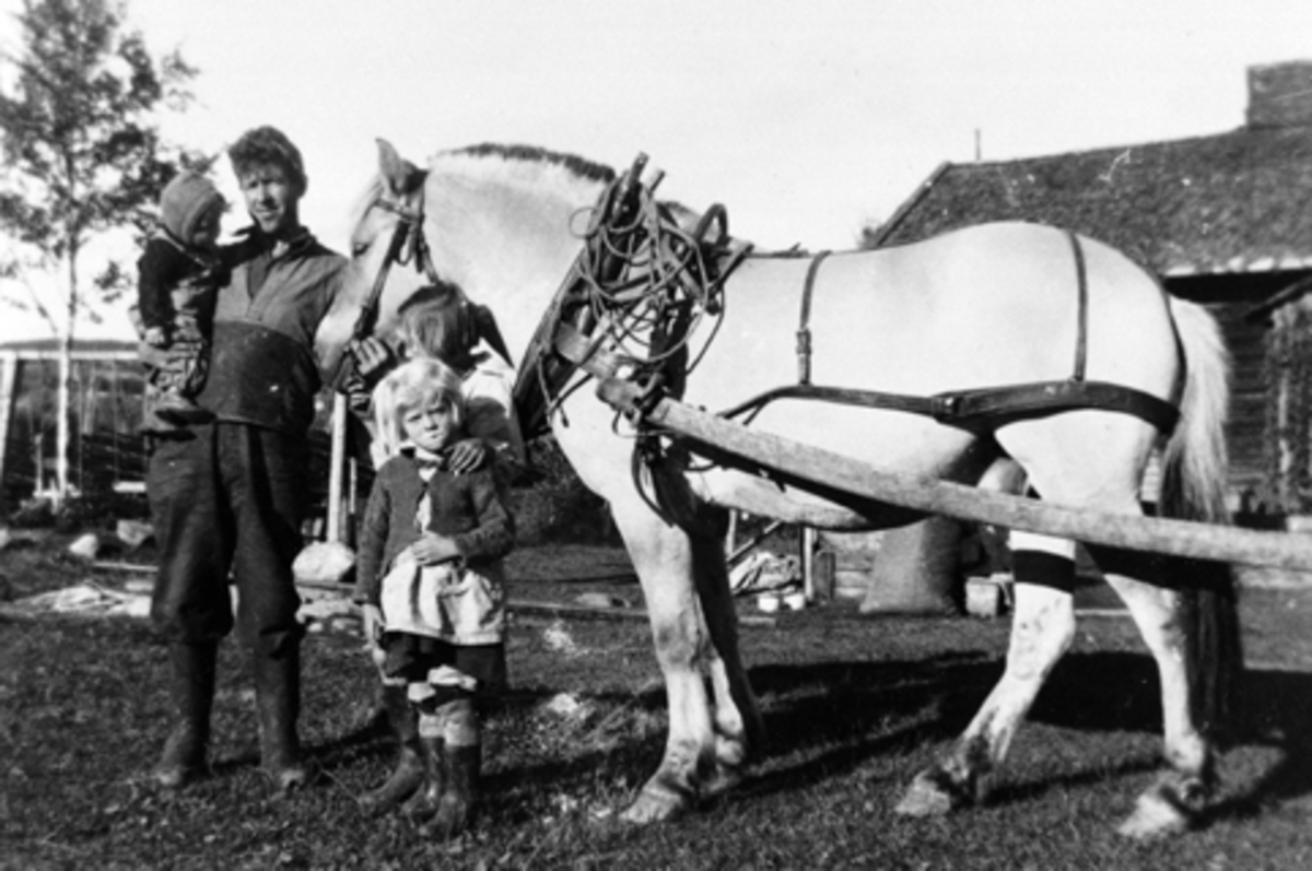 Olaf Sundmyhr med tre barn og hest på plassen Sundmyhr i Furnesåsen.
