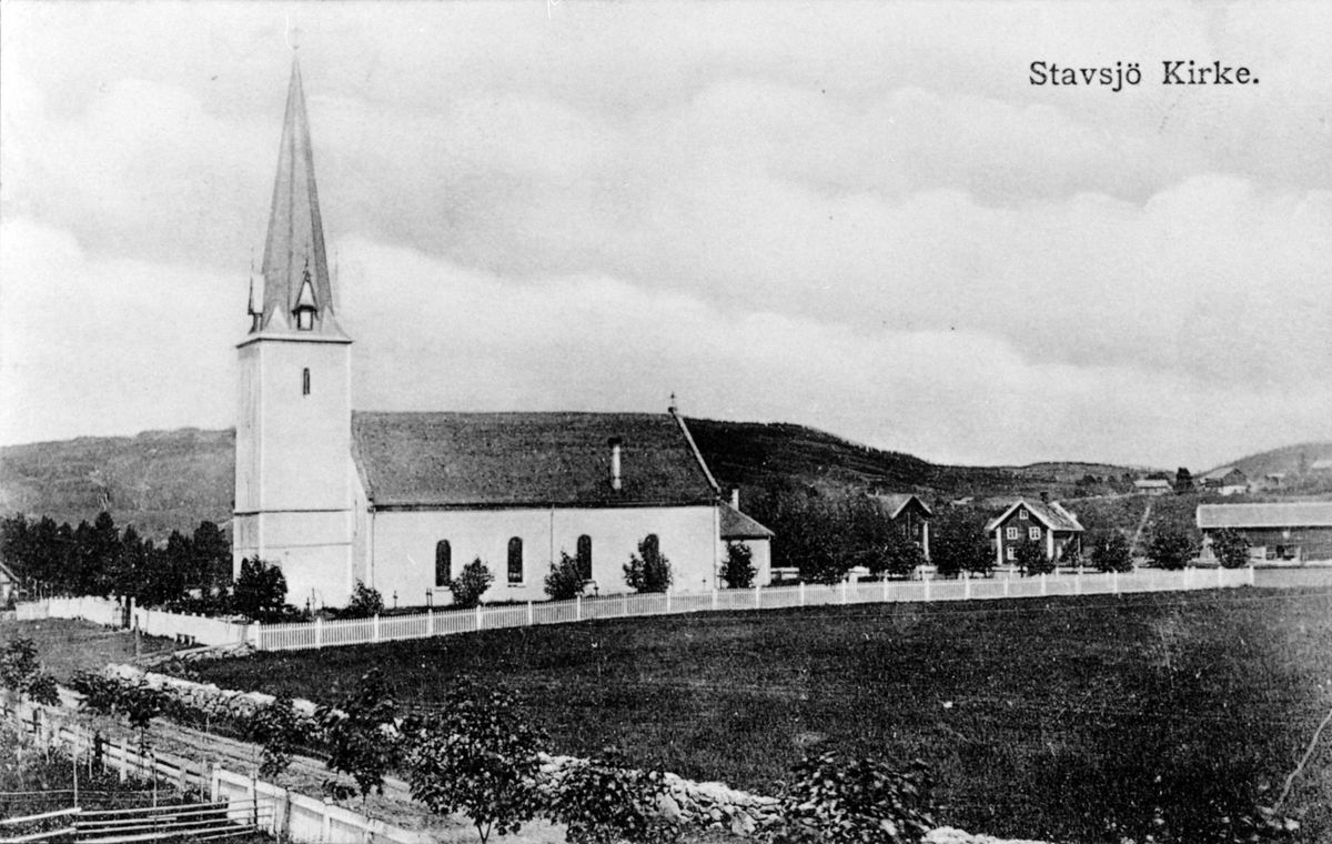 Stavsjø kirke, Hedmark. I bakgrunnen er Penningrud søndre. Postkort fra 1911.