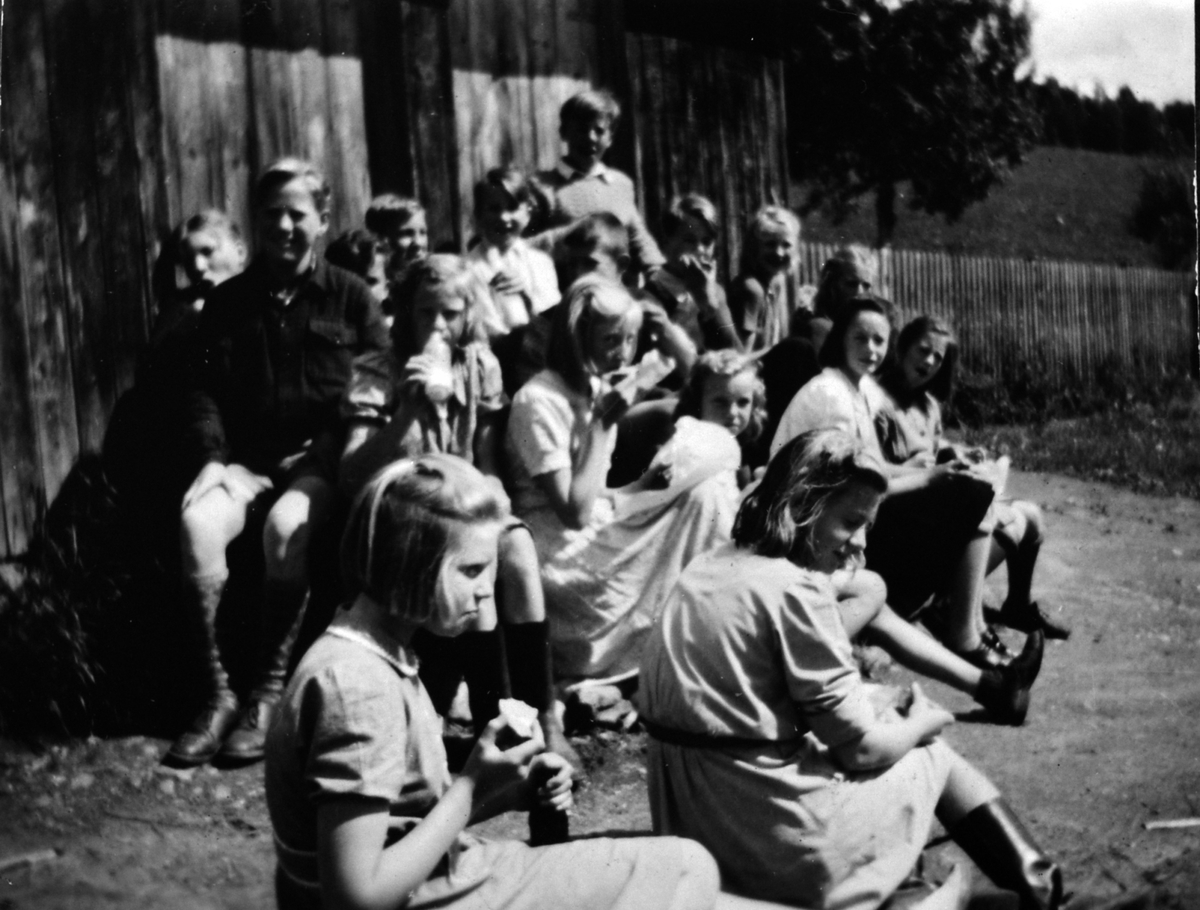 Elever ved Furu skole, Veldre, Ringsaker i 1946-47.