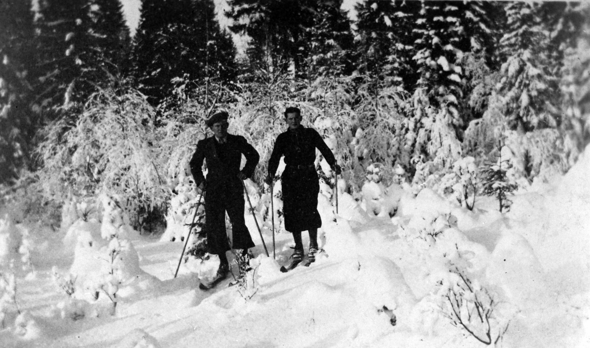 Skiløpere, fra venstre er ukjent, Ove Kaashagen.
