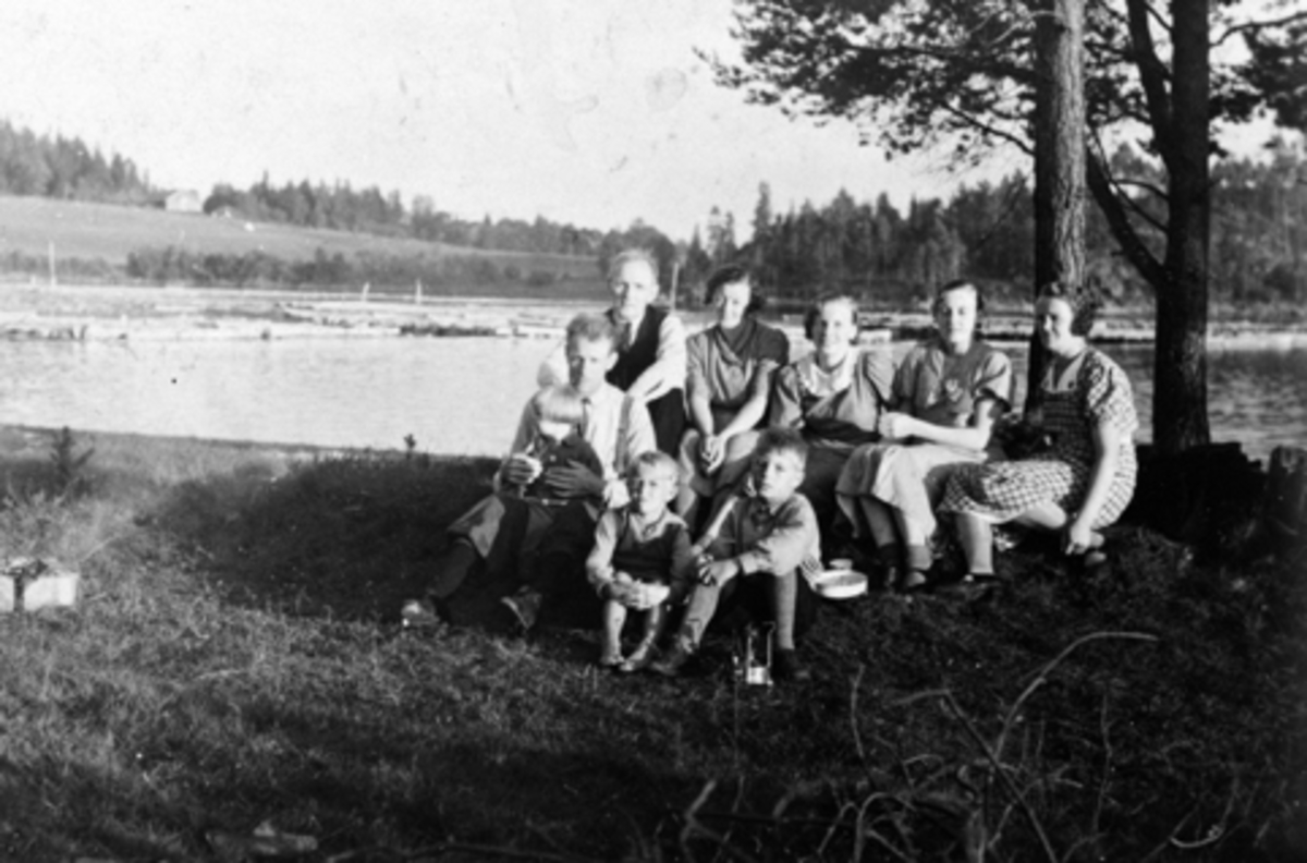Familien Østeraas, Kastbakken ved Steinvik, Moelv. 1943.