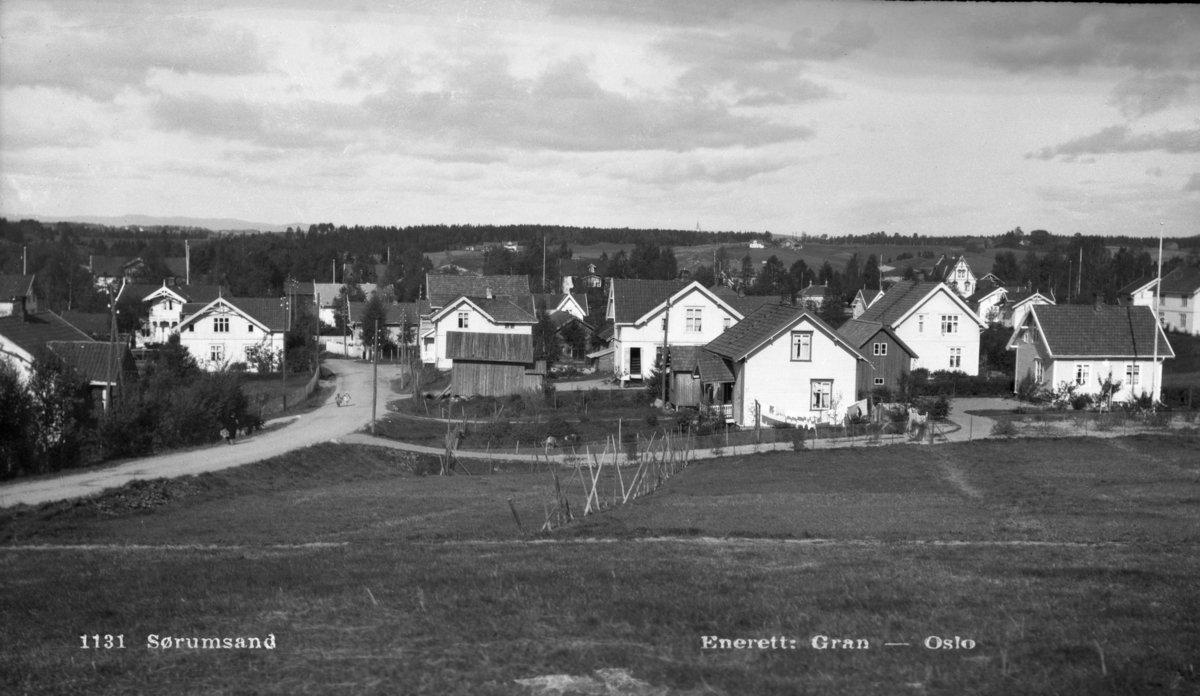 Trehusbebyggelse på Sørumsand først på 1930-tallet. Sørumsand stasjon skimtes i bakgrunnen.