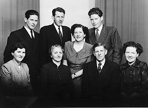 FAMILIEN DYSTVOLD. FORAN F. V. JENS, ARNE, ANTONIE, SYNNØVE, JOHAN OG AUD. BAK. F. V JENS, ARNE, OG EINAR DYSTVOLD. FOTOGRAF NORMANN 1954. 