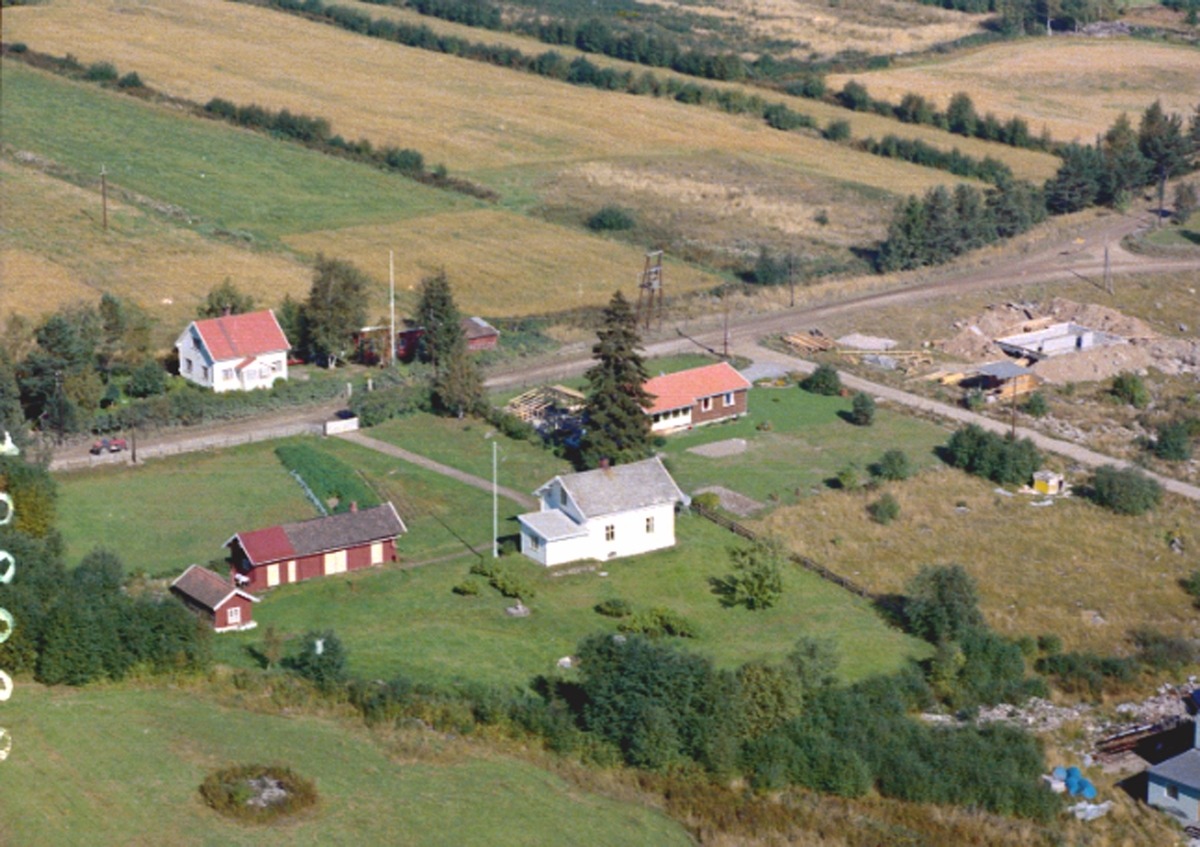 Flyfoto, Kjernemakervegen 1 og2, Klevbakken 149 og 150. Ådalsbruk, Løten. Bildet viser Kjernmakervegen 2 under bygging. Byggefeltet er det eldste feltet på Ådalsbruk.