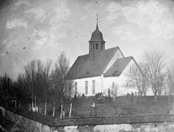 Løten kirke, kirkegård, eksteriør før påbygget som kom i 187