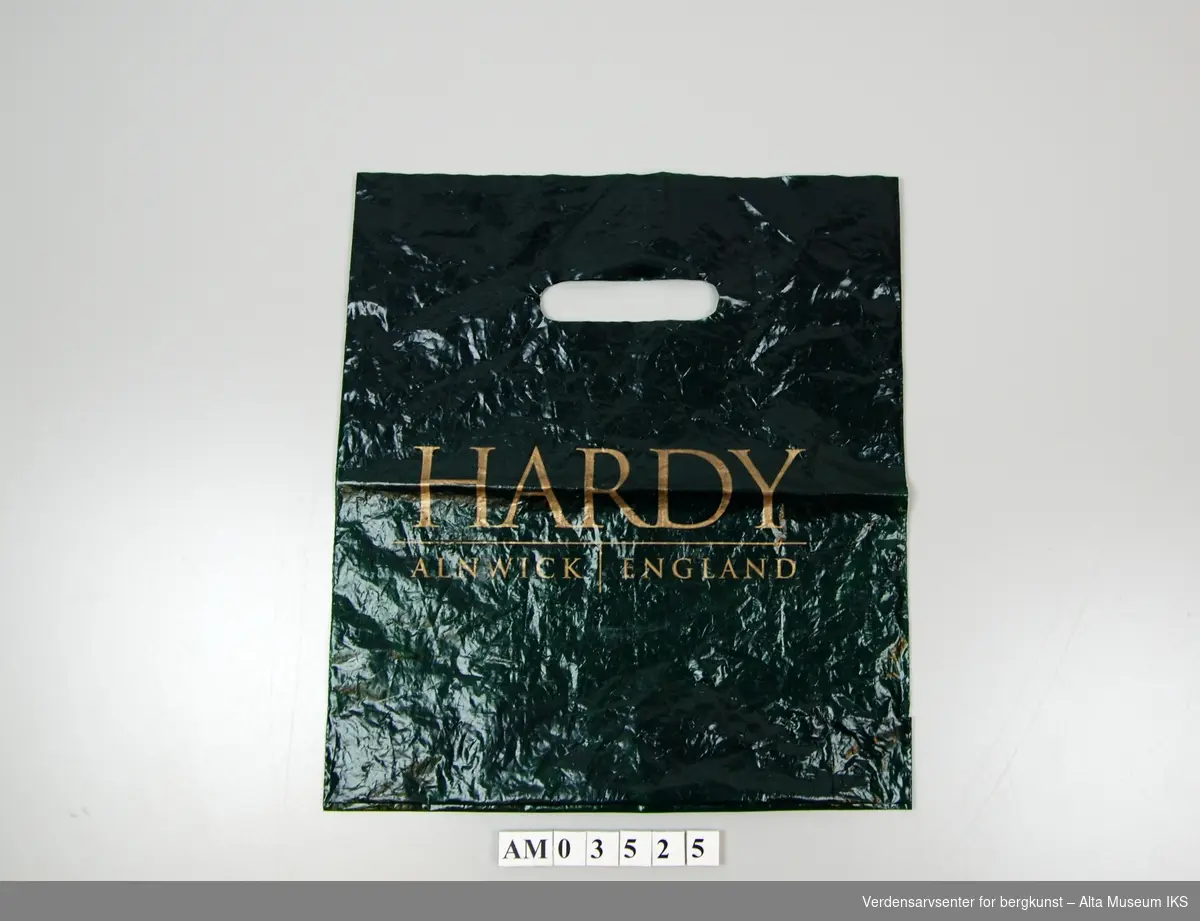 Grønn plastpose med gullfarget skrift

Hardy Alnwick England
Greys Born to Fish